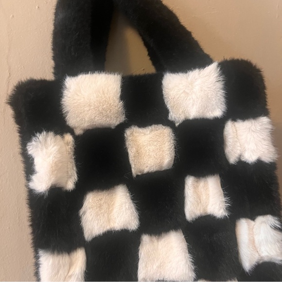 🌀🏷️🆕🎉 totw • black & white checkered fluffy tote bag - Picture 6 of 12